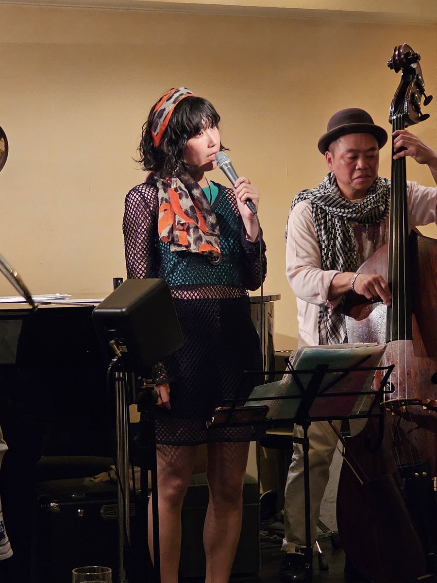 archer_0602's tweet photo. 今夜は堂島クレッセントで刀祢直和さん×トイタユーリさん×Nick Marshallさん×高田亮介さん。
ユーリさんの純白のような歌と、ニックさんの優しく艶やかなトロンボーン、高田さんのテクニカルなギターに自由な刀祢さんのベース。
お店の方も気さくで、優しい夜でした🎵 https://t.co/ZDDetru1fZ