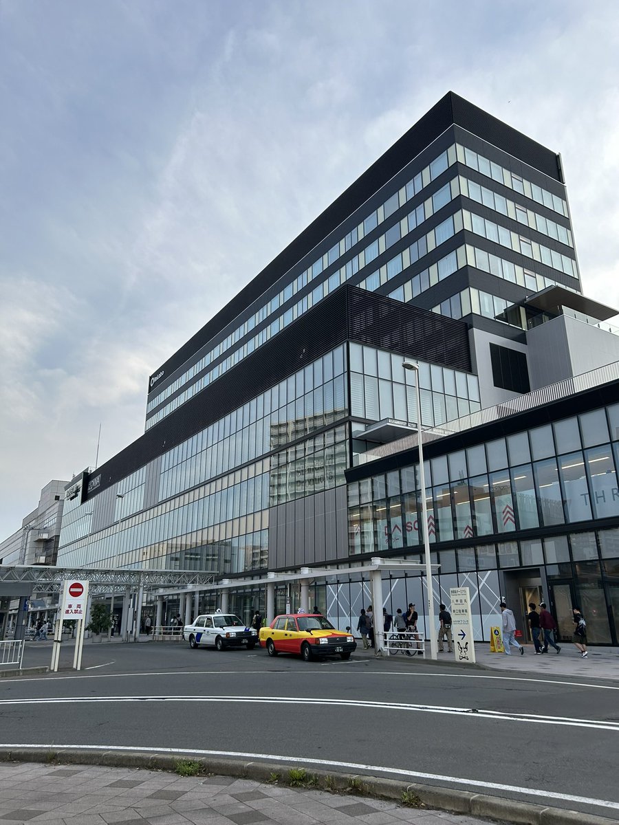 reomio_papa's tweet image. HTML2024の思い出①
青森駅のアンドラビナがオープン!
びっくりんご🍎がワラッセ西の広場の入り口でお出迎え🤭
サポートボックスへ寄付して頂くとこれが貰えます!腕に巻いたりシートのまま持つ人も。
#HTML2024