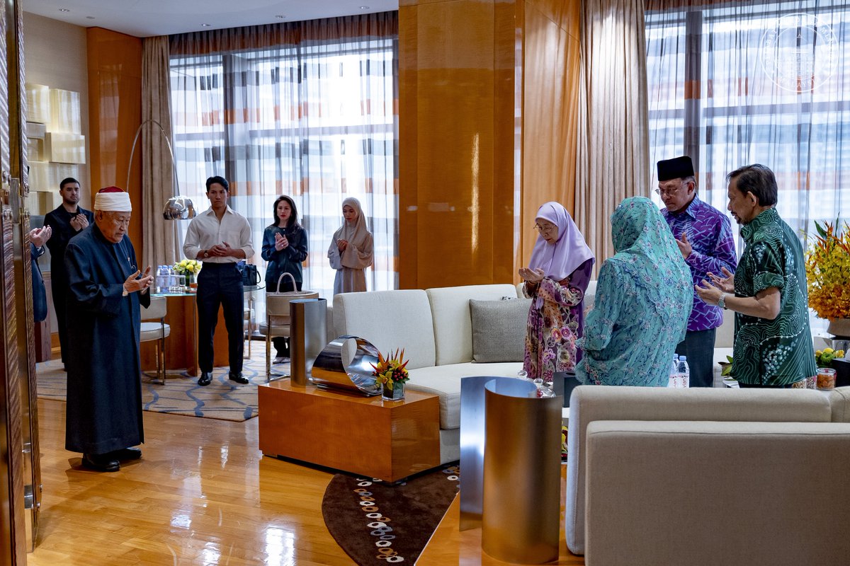 Petang tadi saya dan Azizah berkesempatan menziarahi Kebawah Duli Yang Maha Mulia Paduka Seri Baginda Sultan Haji Hassanal Bolkiah Mu’izzaddin Waddaulah ibni Al-Marhum Sultan Haji Omar ‘Ali Saifuddien Sa’adul Khairi Waddien sebelum baginda berangkat pulang ke Bandar Seri Begawan.