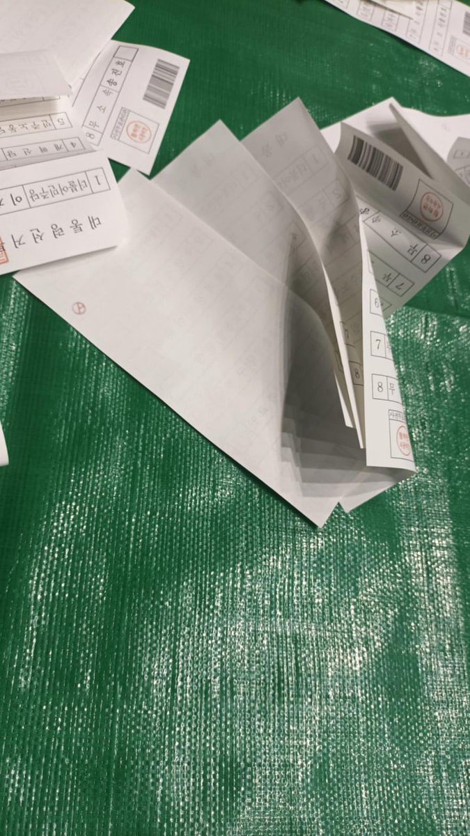 전북 김제
겹쳐있는 투표지 다수 발견
많이 퍼트려주세요!!