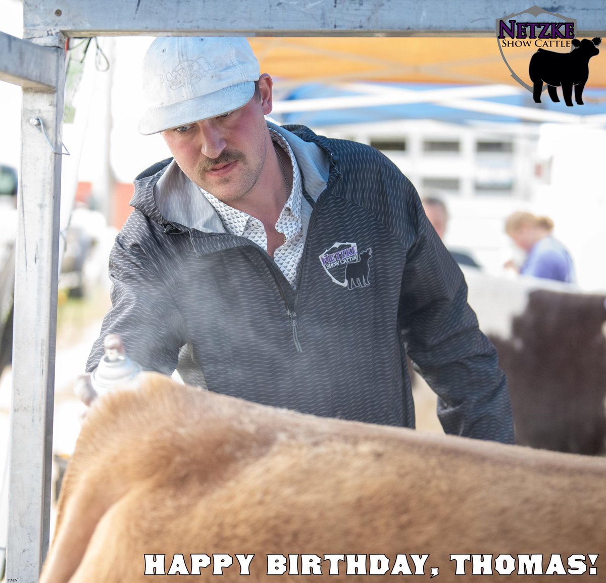 If you’ve been around shows in the Midwest, you know Thomas is one of our greatest assets for getting calves dialed in before hitting the show ring. We’re lucky to have not one, but two resident professional fitters around Netzke Show Cattle. Happy Birthday, Thomas! 🎉