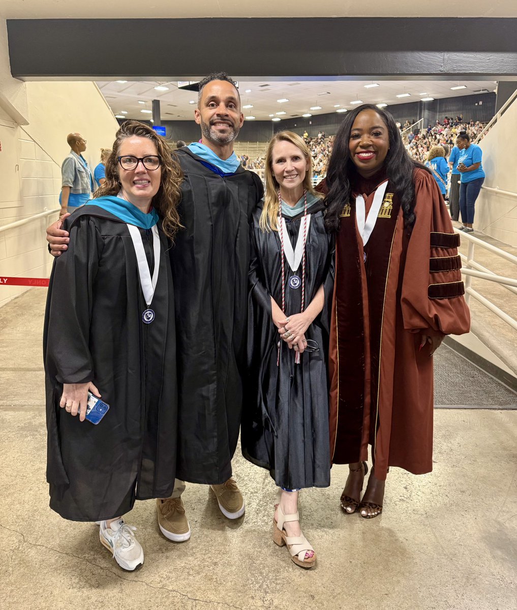 It’s a beautiful day to celebrate students!🎓
Kicking the morning off with Liberal Arts and Science Academy (LASA) graduates! And of course, a Tik Tok coming soon.