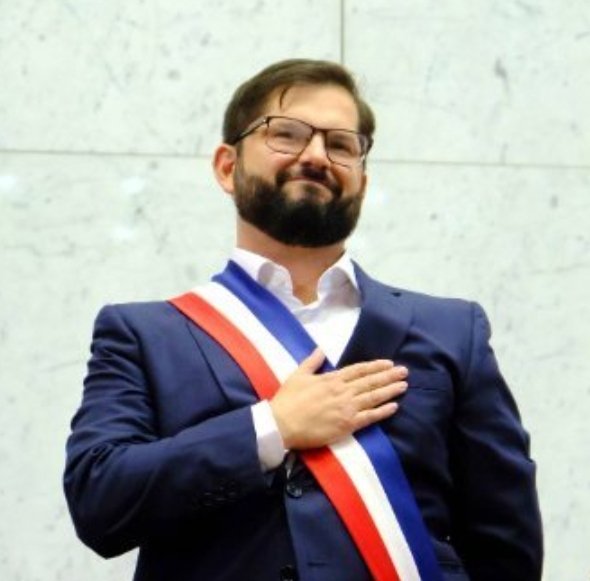 -El papá:           en la ENAP
-El hermano:   en la U de Chile
-La cuñada:     en la SECOM
-La ex:                en Procultura 
-La pareja:        en Ministerio de M.A.

Gabriel Boric y "La Nueva Forma de Gobernar."

                               THE END.