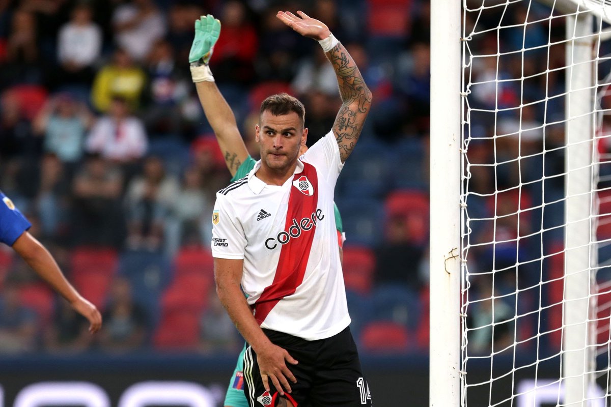 BandaRoja_'s tweet photo. #PirezGate
🔶 González Pirez tuvo una chance de irse a Estudiantes pero Marcelo Gallardo le dijo que se quedara.
🔴Hay una charla pendiente para mitad de año para saber qué pasará con su continuidad.
🔵 El defensor está cómodo en #River.
📣 - @juanbalbi9 en @ESPNArgentina https://t.co/GQUOczv0y7