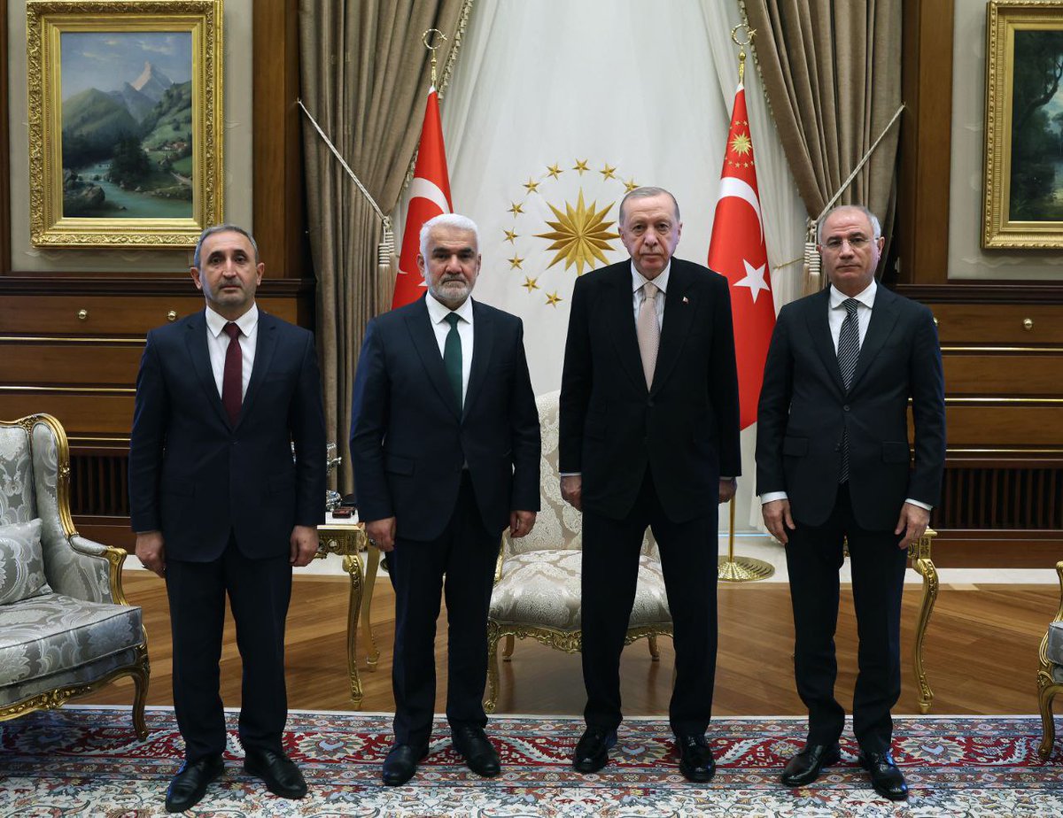 Genel Başkanımız Sayın Zekeriya Yapıcıoğlu, Cumhurbaşkanı Sayın Recep Tayyip Erdoğan’ı Cumhurbaşkanlığı Külliyesi’nde ziyaret etti.

Görüşmede Gazze’de devam eden soykırım, "Terörsüz Türkiye" hedefi ve aile kurumunun genel durumu başta olmak üzere iç ve dış meseleler ele alındı.