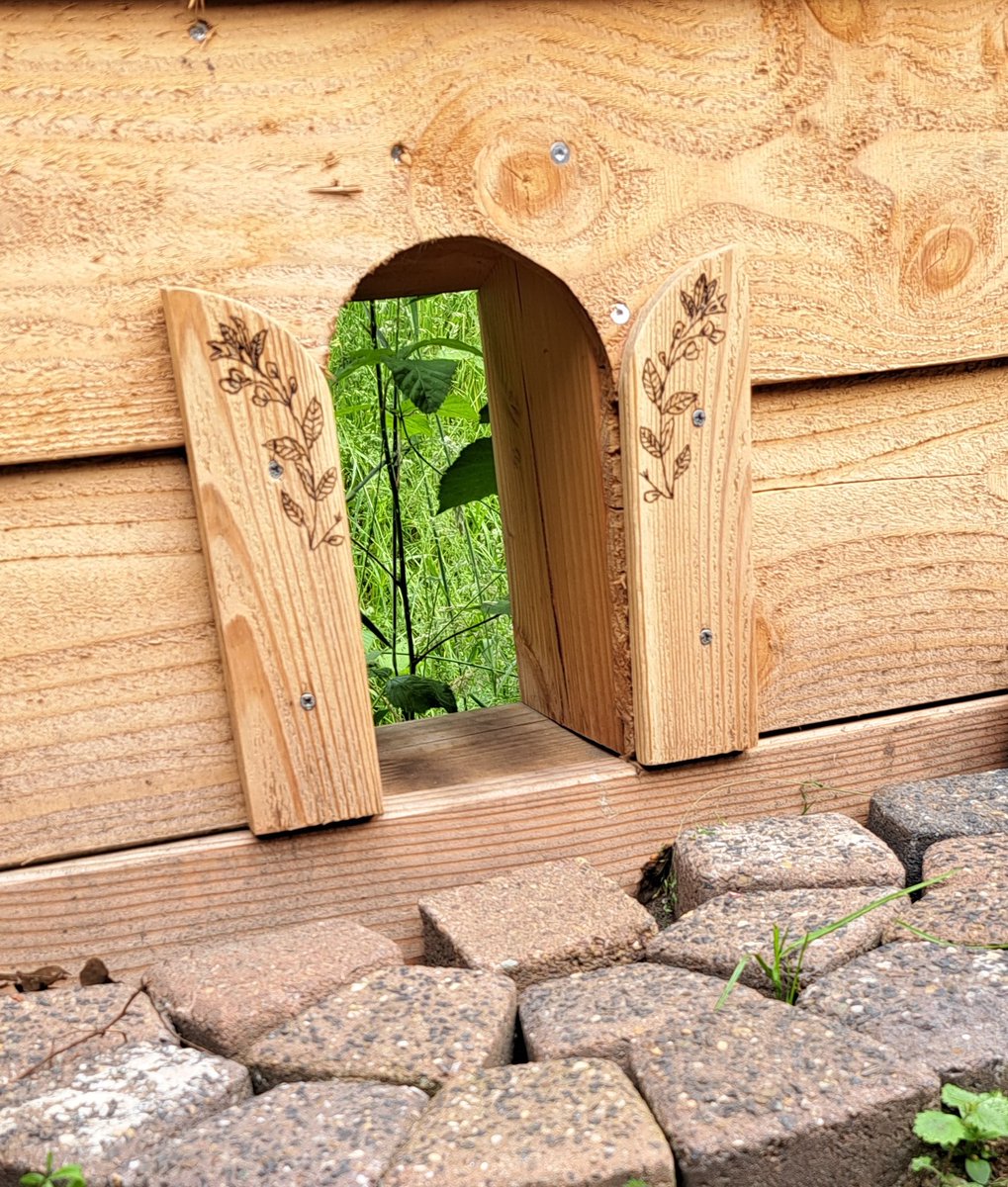 Frouwtje hep mun klapdeuren een beetje gepimpt. Nu mot er nog een bordje boven komen met een passende naam. Daar isse nog niet uit. Ze denken in de richting Paradijs, Eden, Nowhereland. Hebben jullie ideeën?