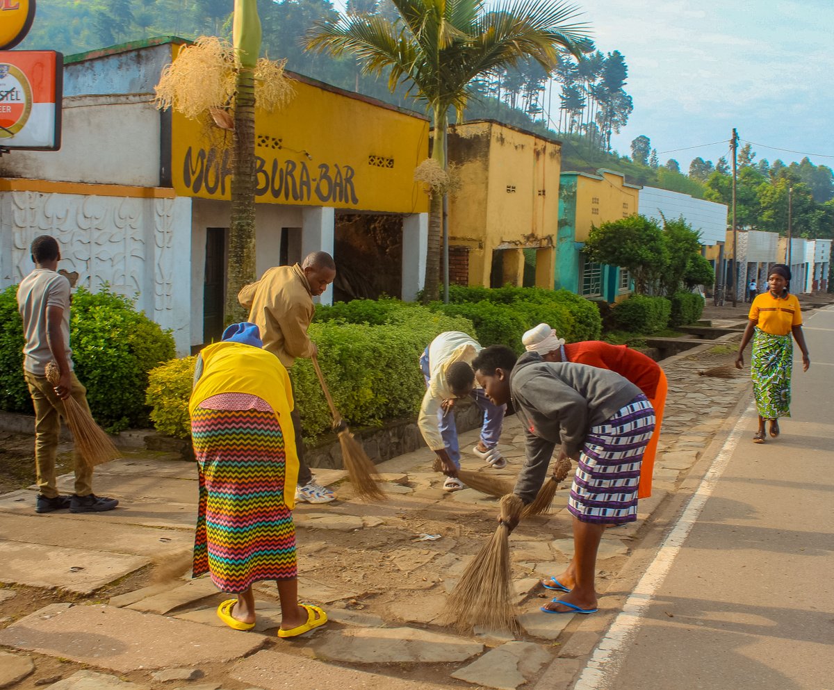 Musanze District (@musanzedistrict) on Twitter photo Mu gitondo cyo kuri uyu wa 3 Kamena 2025, mu mirenge igize Akarere ka Musanze, abaturage bazindukiye mu bikorwa by'Igitondo cy'Isuku. Visi Meya <a href="/TheoKayiranga/">Kayiranga Theobald</a> yifatanyije n'abaturage b'Akagari ka Ruhengeri muri Centre ya Kabaya. Mu gitondo cyo kuri uyu wa 3 Kamena 2025, mu mirenge igize Akarere ka Musanze, abaturage bazindukiye mu bikorwa by'Igitondo cy'Isuku. Visi Meya <a href="/TheoKayiranga/">Kayiranga Theobald</a> yifatanyije n'abaturage b'Akagari ka Ruhengeri muri Centre ya Kabaya.