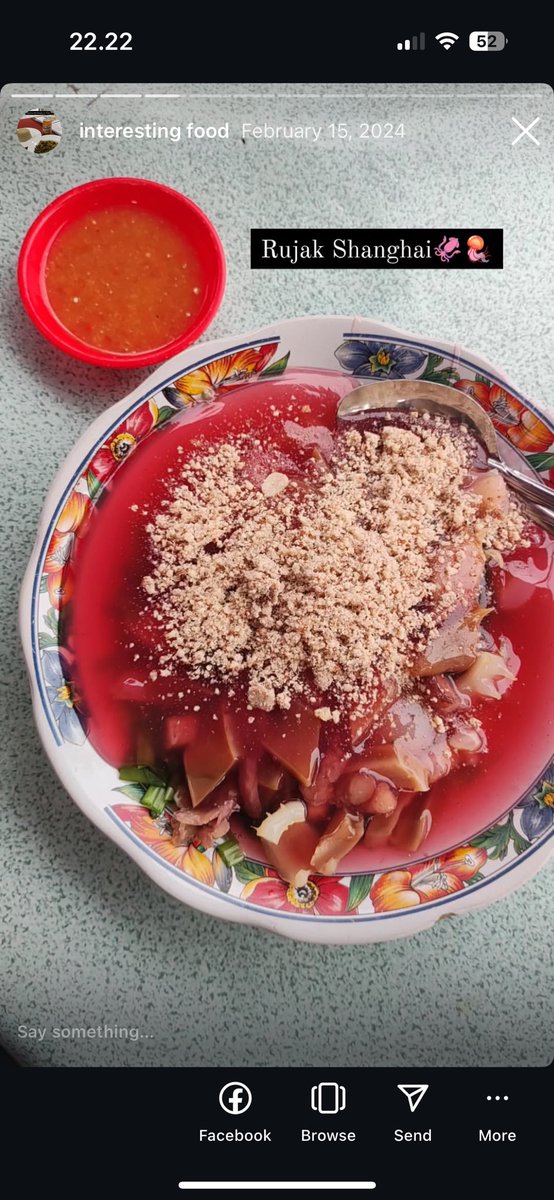 memejemen's tweet photo. Ada loh makanan Indo yang bahannya pakai ubur2, yak namanya ✨Rujak Shanghai✨

Enak kok guys, ubur2nya sendiri rasanya tawar cakres2 gitu, mirip kaya tekstur rumput laut cuma ada kenyalnya dikit.

Rujak shanghai ini bisa ditemukan di Glodok sebrangnya Petak Enam! https://t.co/b17a9diqwi