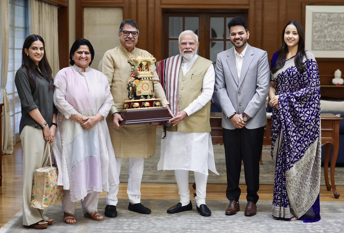 DrSatishPoonia's tweet photo. आज देश के यशस्वी प्रधानमंत्री माननीय श्री नरेंद्र मोदी जी ने प्रधानमंत्री आवास पर पुत्र चिरंजीव महीप और पुत्रवधू सौभाग्यवती सिप्पी को आशीर्वाद प्रदान किया। प्रधानमंत्री जी द्वारा मेरे परिवार को जो आत्मीय सम्मान मिला, वह मेरे ह्रदय को गहराई से छू गया। मैं प्रधानमंत्री जी के इस स्नेहपूर्ण परिवार भाव के प्रति अपनी कृतज्ञता प्रकट करता हूँ।