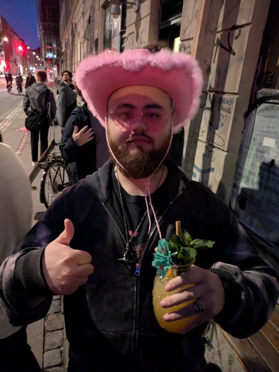 At 5PM (30 mins from now) I’m gonna go live on twitch to talk about 

- The Ruddy Sack’s Spring Split
- Our loss to Los Ratones 
- The NLC lan event 
- The mistreatment of the Ruddy Ultras
- That homeless woman who called me a    homophobic slur

Twitch .Tv/donjake1