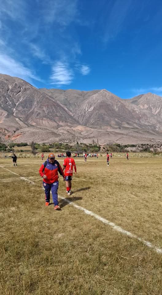 trfa_ok's tweet photo. 🤩Para este martes, les dejamos estas fotos de cómo son los partidos en la cancha de Olimpia de Maimará, Jujuy 🇦🇷, equipo que milita en la Liga Quebradeña de Fútbol.
📸Prensa Maimará e Independencia.
#LigasRegionales #Jujuy #Maimara https://t.co/AFSIbvD2s2