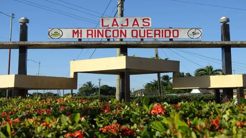 Continuando por la zona central de #Cuba, llegamos al municipio: Lajas. Este es conocido, histórica y culturalmente, como Sta. Isabel de las Lajas, ubicado en #Cienfuegos.
El término de Lajas responde a la enorme cantidad de piedras lajas existentes en la zona, en el siglo XIX.
