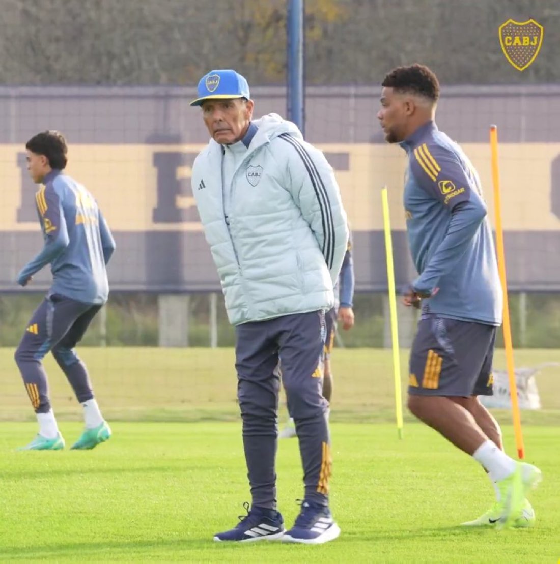 MANO DURA MIGUEL! De acá al mundial de clubes, el mister #Russo planifica DOBLE TURNO TODOS LOS DÍAS. 

Quiere sumar la mayor cantidad de horas posibles para trabajar futbol y el estado físico de los jugadores.