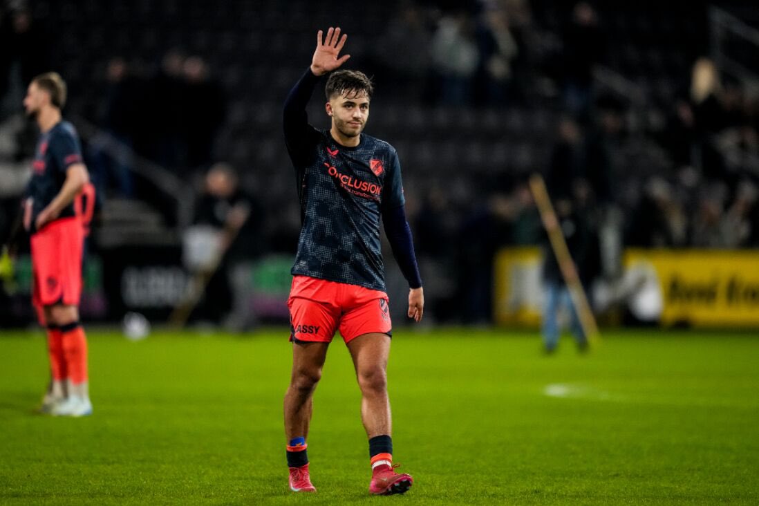 SOCCER212 (@sccr_212) on Twitter photo 👀 L’OM et Rennes s’intéressent tous les deux à El Karouani, le latéral gauche d’Utrecht 🇲🇦
Le Marocain séduit en Ligue 1, et pourrait bien faire l’objet d’un duel sur le marché. ⚔️
#Mercato #ElKarouani #OM #SRFC #Ligue1 #mountakhab🇲🇦
<a href="/fcutrecht/">FC Utrecht</a> 👀 L’OM et Rennes s’intéressent tous les deux à El Karouani, le latéral gauche d’Utrecht 🇲🇦
Le Marocain séduit en Ligue 1, et pourrait bien faire l’objet d’un duel sur le marché. ⚔️
#Mercato #ElKarouani #OM #SRFC #Ligue1 #mountakhab🇲🇦
<a href="/fcutrecht/">FC Utrecht</a>
