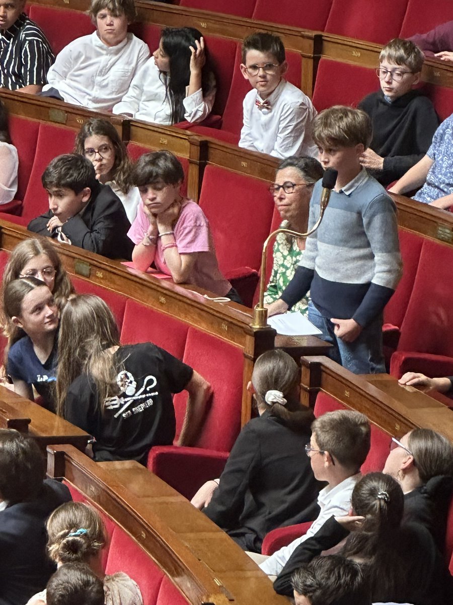 Un moment très émouvant dans l’hémicycle pour tous ces jeunes engagés. Mention spéciale aux élèves du collège Anne Frank de Plescop (56) pour leur question au gouvernement et leur projet de loi sur les dangers pour l’océan de certains produits solaires. Merci à leurs enseignants!