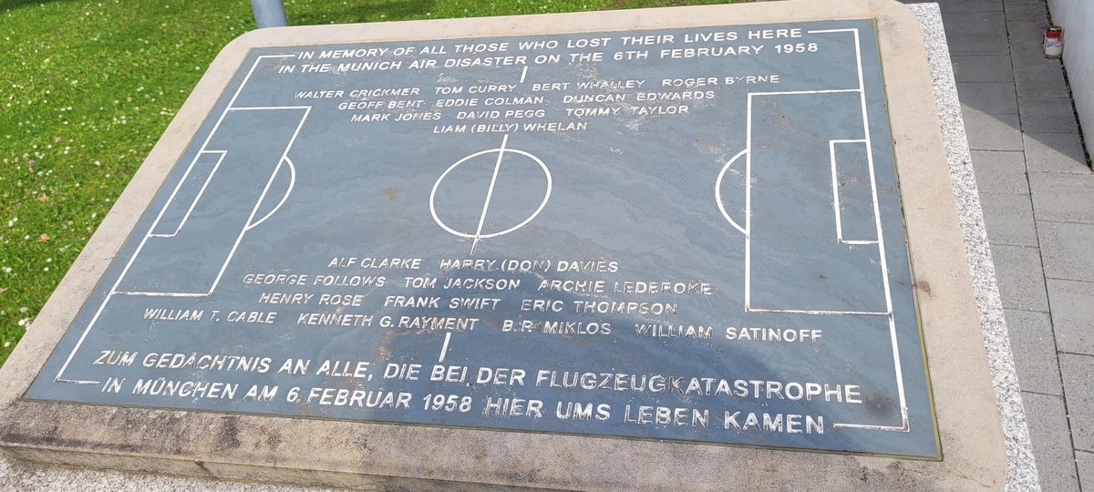 oldschool_STR's tweet photo. #Munich Air Desaster #Riem
#mufc #ManchesterUnitedFC #RIP https://t.co/B19lNE164N