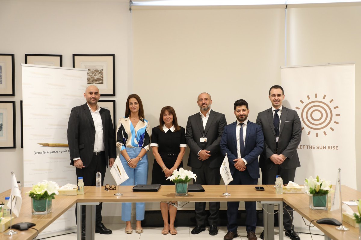 وقّع معهد الإعلام الأردني اتفاقية شراكة استراتيجية مع البنك الاستثماري، لتقديم تسهيلات مالية للطلبة الجدد الراغبين بالالتحاق ببرنامج الماجستير في الصحافة والإعلام الحديث، ضمن حملة "عِش #التجربة_الصحفية_الحقيقية" وبالتزامن مع فتح باب التسجيل للعام 2025–2026.