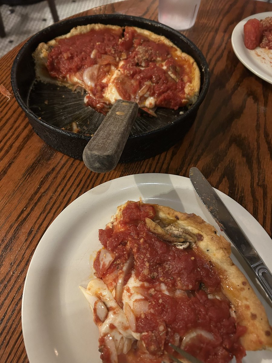 TGeorgeMD's tweet image. The @ASCO Mtg this year was a personal balancing act between being at home for family milestones & celebrations (congrats Jason! 🥰) and in CHI supporting mentees, colleagues, & research progress. 🙌🏻
Not sure if it worked, but the pizza was yummy 😋
#AcademicLife
#ASCO25