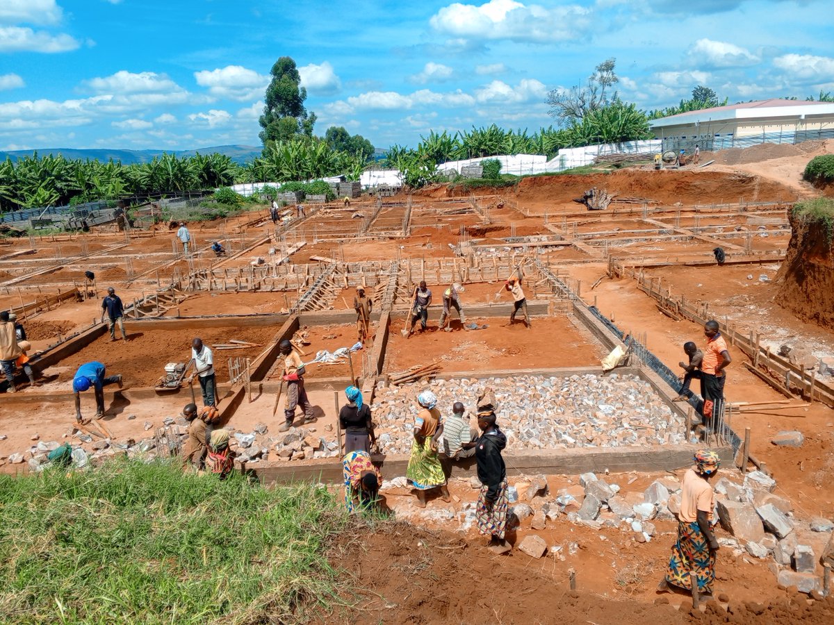 L'édifice à 4 niveaux (R+2 + CAVE) destiné au service de #Gynéco-Obstétrique  à l'<a href="/HKarusi/">Hôpital Karusi</a> est encours de contruction dans sa première phase après la visite de S.E <a href="/GeneralNeva/">SE Evariste Ndayishimiye</a> . Les travaux sont exécutés par l'entreprise #BUCOFO.