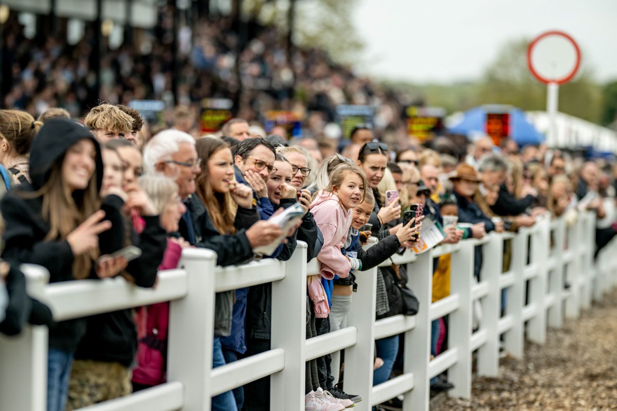 📸 COMPETITION TIME!
We want to see your favourite raceday photo! Whether it’s cheering on a winner, a selfie with friends, or a scenic shot of the track – share it with us in the comments.
We’ll pick one lucky winner to receive a special prize! 🎁
