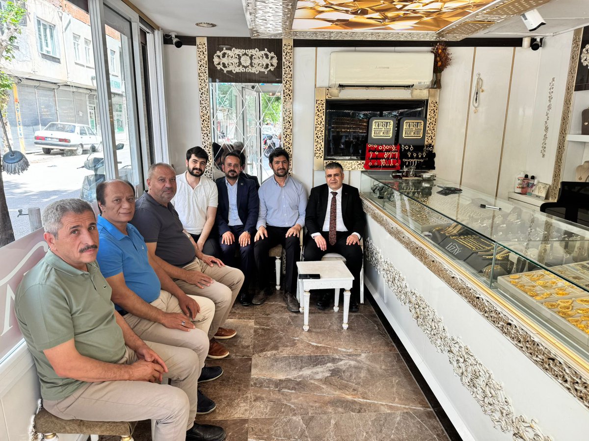 Aktaşlar Kuyumculuk işletme sahibi dayım İsmail Aktaş’ı Sağlık-Sen Adıyaman Şube Başkanımız Yakub Çelik ve Yönetim Kurulu üyelerimiz ile birlikte işyerinde ziyaret ettik.

Misafirperverliği ve hoş sohbeti için kıymetli Dayıma teşekkür ediyor, hayırlı ve bereketli kazançlar