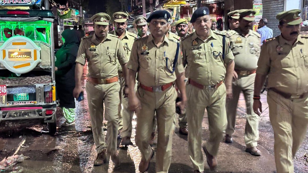 Banda Police (@bandapolice) on Twitter photo #bandapolice पुलिस अधीक्षक बांदा #पलाश_बंसल के निर्देशन में जनपद में कानून एवं शांति व्यवस्था बनाए रखने हेतु अपर पुलिस अधीक्षक <a href="/shivrajspup/">Shiv Raj, Addl SP, Banda</a> द्वारा भारी पुलिस बल के साथ मुख्य मार्गो /बाजारों व संवेदनशील स्थानों पर किया गया पैदल गश्त ।
#FootPatrolling
#UPPolice #bandapolice पुलिस अधीक्षक बांदा #पलाश_बंसल के निर्देशन में जनपद में कानून एवं शांति व्यवस्था बनाए रखने हेतु अपर पुलिस अधीक्षक <a href="/shivrajspup/">Shiv Raj, Addl SP, Banda</a> द्वारा भारी पुलिस बल के साथ मुख्य मार्गो /बाजारों व संवेदनशील स्थानों पर किया गया पैदल गश्त ।
#FootPatrolling
#UPPolice