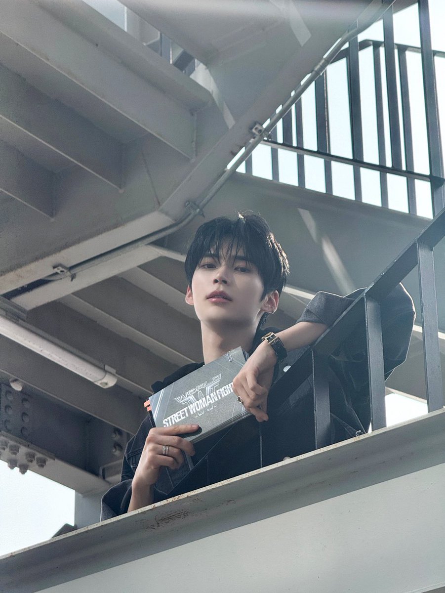 _𝗭𝗘𝗥𝗢𝗙𝗢𝗖𝗨𝗦

화끈한 댄스 배틀에 MC한빈도 감동받았다네요🥺
제로즈 : 저는 MC 미모에 감동받았어요🫢

#ZEROBASEONE #ZB1
#제로베이스원