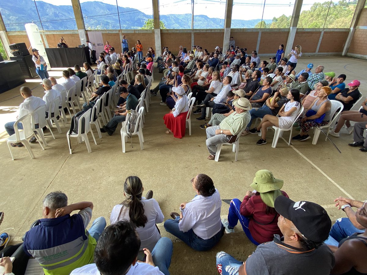 ¡Seguimos construyendo un mejor futuro para Granizal! 🌱🚰 .
En equipo con <a href="/AlcaldiadeBello/">Alcaldía de Bello</a> y <a href="/EPMestamosahi/">EPM estamos ahí</a>, avanzamos en el mantenimiento vial para el suministro de agua y en el proyecto de acueducto. 
Una apuesta por la vida digna y sostenible! 💧🤝🌿
#GranizalAvanza