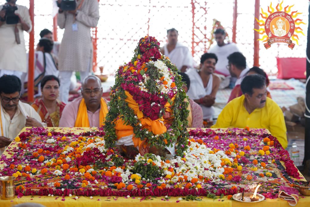 ShriRamTeerth's tweet image. जय श्रीराम!
श्री राम जन्मभूमि मंदिर के प्रथम तल पर श्री राम दरबार सहित अष्ट देवालयों में देव विग्रहों के प्राणप्रतिष्ठा कार्यक्रम के प्रथम दिवस पर यज्ञशाला में विभिन्न शास्त्रीय अनुष्ठान का शुभारंभ हुआ
Jai Shri Ram!
On the first day of the Pran Pratishtha ceremonies, various…