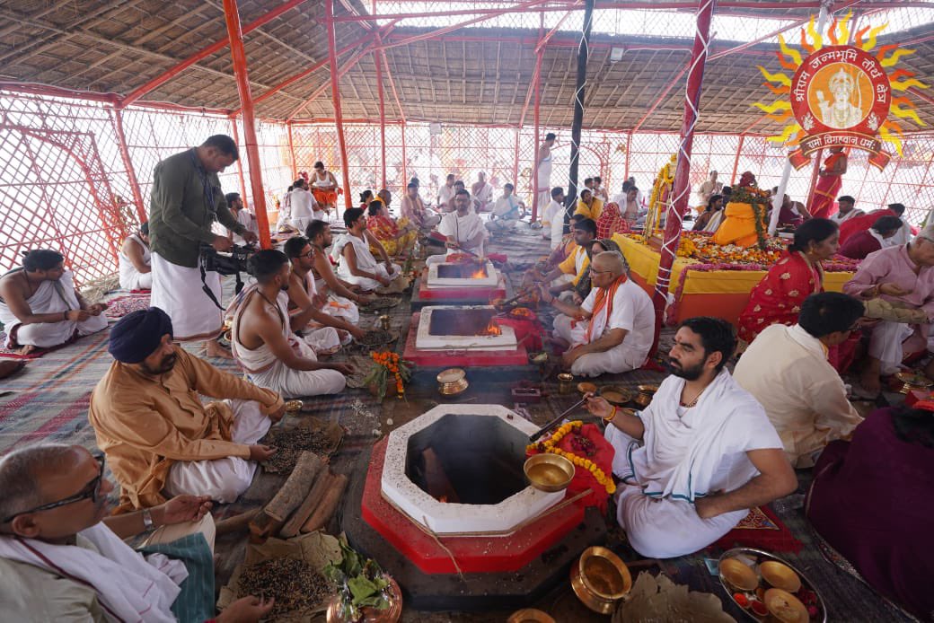 ShriRamTeerth's tweet image. जय श्रीराम!
श्री राम जन्मभूमि मंदिर के प्रथम तल पर श्री राम दरबार सहित अष्ट देवालयों में देव विग्रहों के प्राणप्रतिष्ठा कार्यक्रम के प्रथम दिवस पर यज्ञशाला में विभिन्न शास्त्रीय अनुष्ठान का शुभारंभ हुआ
Jai Shri Ram!
On the first day of the Pran Pratishtha ceremonies, various…