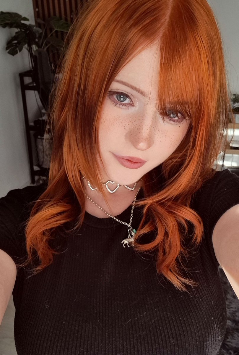 Freut mich so, dass die neue Haarfarbe gefällt 🤧

Hab jetzt Feierabend und fahre heim , gibt heute Abend mal wieder einen Stream ♡ bissi quatschen und letzte DoKomi Vorbereitungen! (Bis 20 Uhr 🫶🏻)