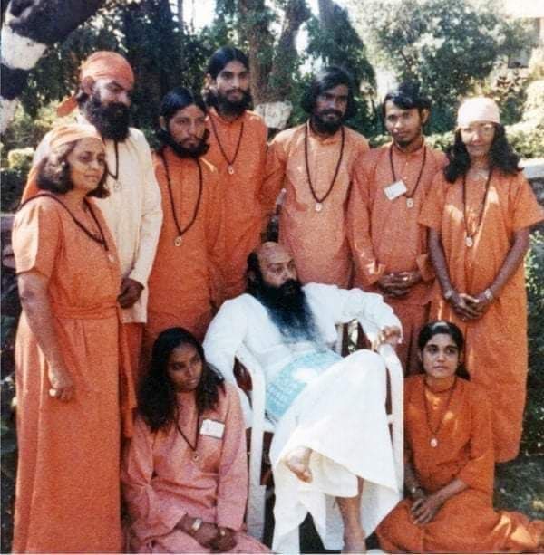 AuliaHappiness's tweet photo. Initially Osho prescribed orange dresses for His Sannyasins. Samarthguru Dhara has returned to the source by selecting orange robes for its seekers/Sannyasins. https://t.co/oBschfp9AO