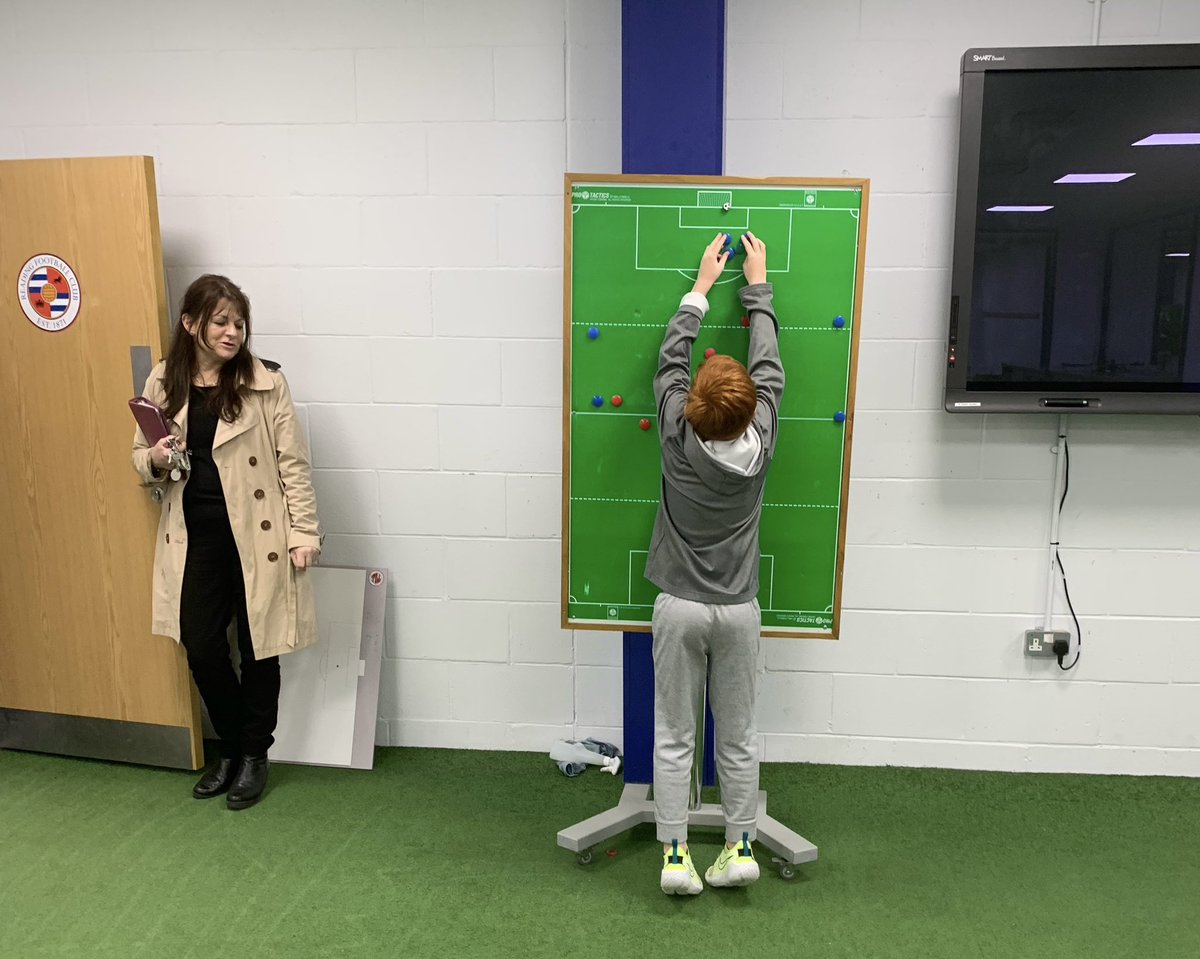 alundb18's tweet image. May have already found Noel’s new assistant coach. Not sure the tactics here, looks overly defensive. #readingfc