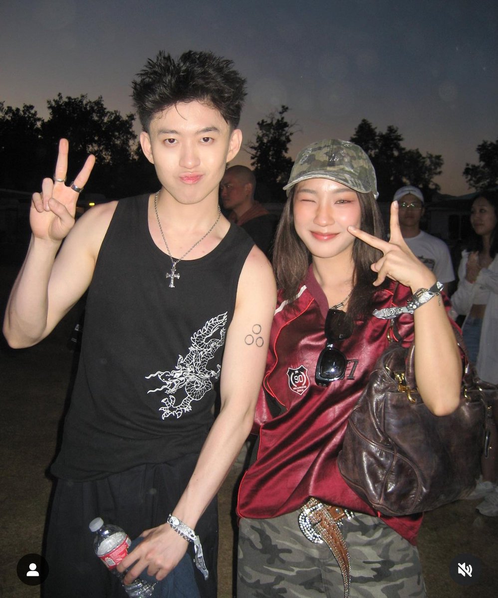 แล้วฝ้ายได้ถ่ายรูปคู่กับ Rich Brian อ่ะ แล้วนี่ชอบฟังเพลงเค้ามากด้วย ฮือออ ดีใจกับน้องมาก

#Fai4EVE