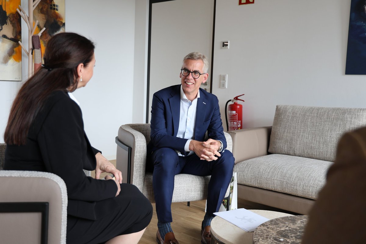 Joanne Olivier (@joolivierfcdo) on Twitter photo I was delighted to meet with Luxembourg Minister for Home Affairs <a href="/LeonGloden/">Léon Gloden</a> today. We discussed the importance of 🇬🇧 and 🇱🇺 working together on shared priorities, including countering serious and organised crime, tackling illegal migration, and, law enforcement co-operation. I was delighted to meet with Luxembourg Minister for Home Affairs <a href="/LeonGloden/">Léon Gloden</a> today. We discussed the importance of 🇬🇧 and 🇱🇺 working together on shared priorities, including countering serious and organised crime, tackling illegal migration, and, law enforcement co-operation.