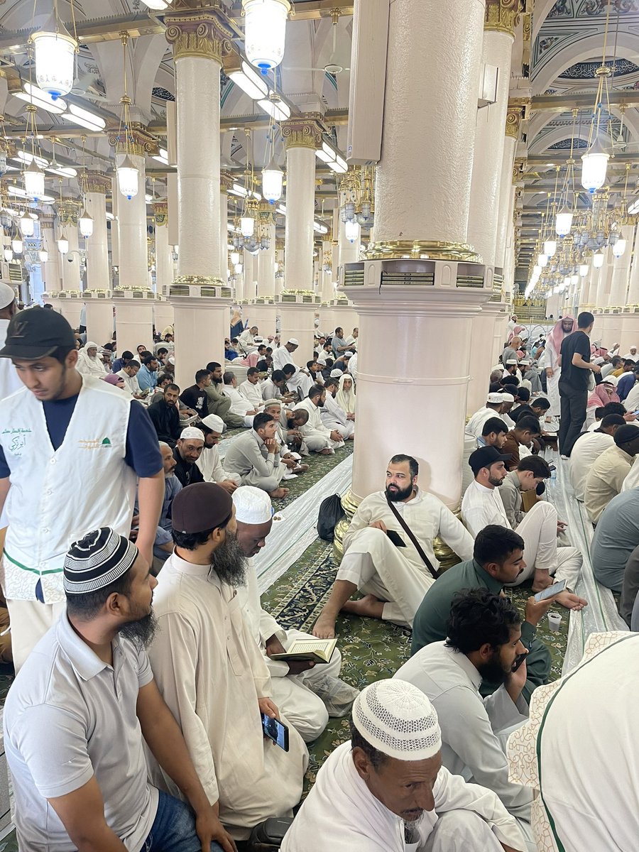 بالمسجد النبوي سألت أحد العاملين في خدمة  إفطار الصائمين من هذا ( ع.ف.ع أبو تركي ) اللي يُفطر الصائمين فعلمت أنه الأمير #عبدالعزيز_بن_فهد  وأن هذه عادته الله يطول بعمره طوال العام كل يوم اثنين وخميس وطوال شهر رمضان وفي أيام البيض من كل شهر وفي التسع أيام من أوائل ذي الحجة.
جزاه