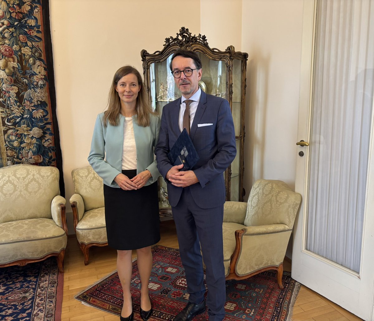 Czech Consulate General Dresden (@czechdresden) on Twitter photo Der 🇨🇿 Außenminister <a href="/JanLipavsky/">Jan Lipavský</a> hat in Prag die Medaille für Verdienste um die Diplomatie an 16 Persönlichkeiten und Organisationen verliehen. Unter den Ausgezeichneten ist David Michel von <a href="/SachsenDe/">Sächsische Staatskanzlei</a> - sein Beitrag zu 🇩🇪-🇨🇿 Beziehungen ist beispielhaft! Herzlichen Glückwunsch! Der 🇨🇿 Außenminister <a href="/JanLipavsky/">Jan Lipavský</a> hat in Prag die Medaille für Verdienste um die Diplomatie an 16 Persönlichkeiten und Organisationen verliehen. Unter den Ausgezeichneten ist David Michel von <a href="/SachsenDe/">Sächsische Staatskanzlei</a> - sein Beitrag zu 🇩🇪-🇨🇿 Beziehungen ist beispielhaft! Herzlichen Glückwunsch!