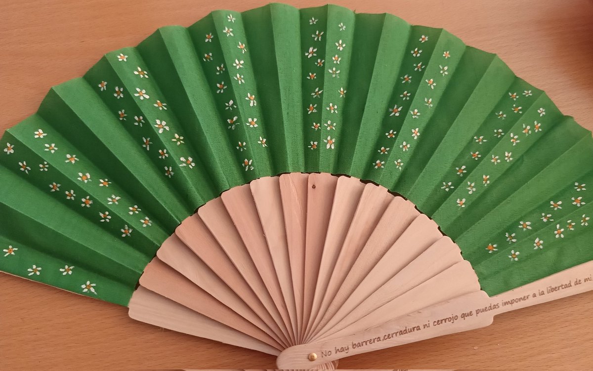 Estas últimas semanas he estado preparando una actividad muy creativa con mis alumnos, abanicos literarios.
Los alumnos de literatura han preparado carteles sobre las mujeres en el siglo XVIII y cómo estas usaban a veces los abanicos para expresarse sutilmente.