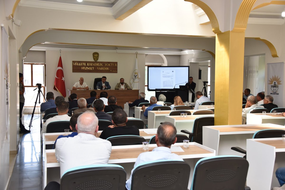 Siverek Belediyesi son dönemlerde ilçede sıklıkla dile getirilen başlık parasının kaldırılmasına yönelik önemli bir karar aldı.

Başkan Ali Murat Bucak, "Oy birliği ile başlık parasının kaldırılmasına yönelik Siverek Belediye meclisinin almış olduğu bir karar var artık. Teşekkür