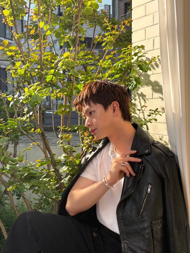 BTOBCEREUS's tweet photo. 250604 성재 인스타그램
WWD behind😁
멋있고 귀엽고 다하네🫰
#비투비 #육성재
https://t.co/i3qU3d9WQi https://t.co/I7a33IgzdX
