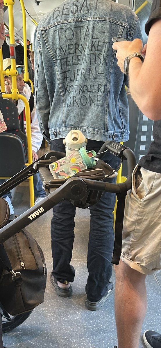 Jeg har altså så mange spørsmål at jeg vet ikke hvor jeg skal begynne.
Dette er tatt 13 i dag på buss for T-bane fra Borgen til Majorstuen. Mann ca 60
#tinfoil #chemtrails