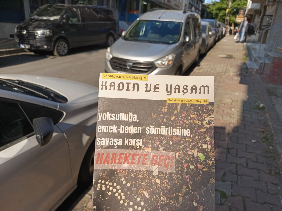 İstanbul|

Gazi mahallesinde çat kapı çalışmamızla dergimizi kadınlara ulaştırdık.

Evlerden sokağa, yoksulluğa, emek ve beden sömürüsüne karşı harekete geç!
Sen varsan güçlüyüz👭
