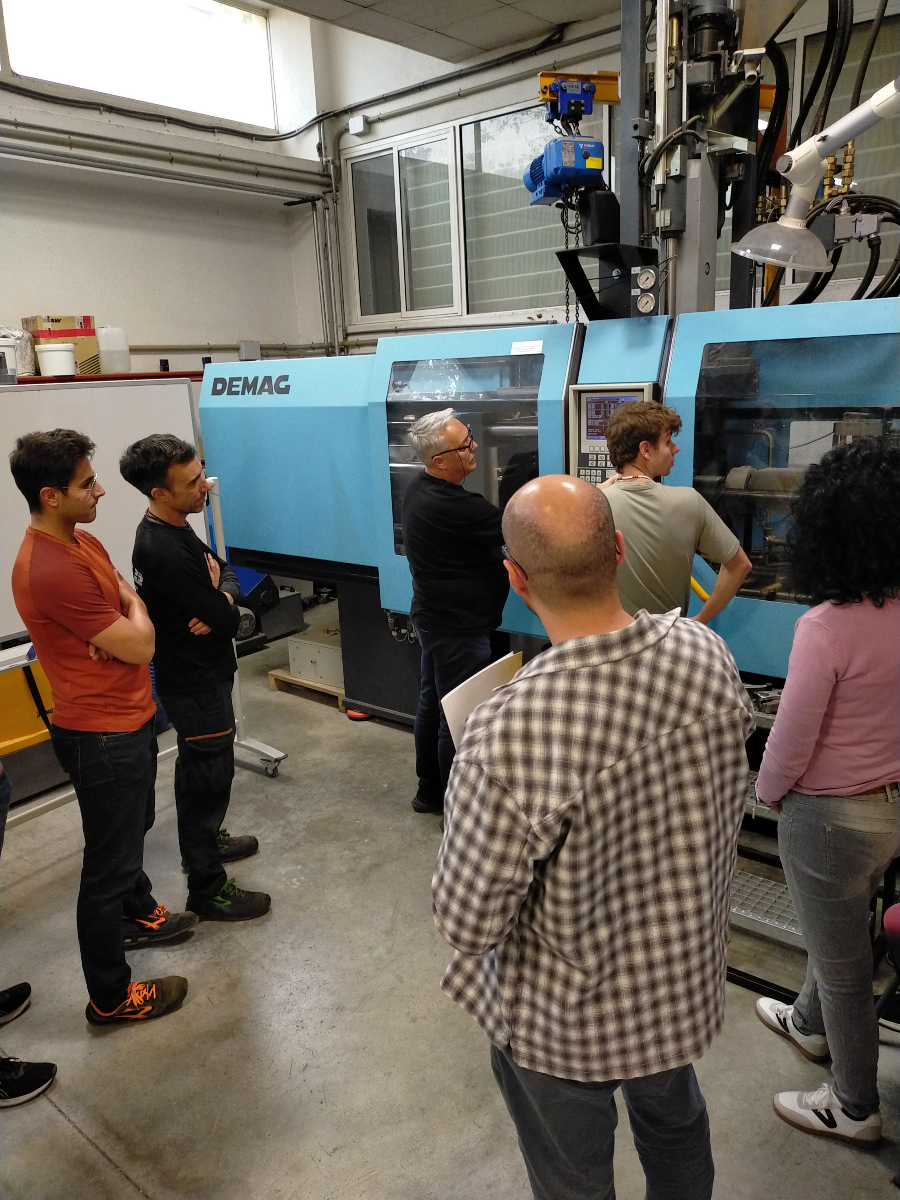 AIJU_Tecnologi's tweet image. ¡Formación práctica para aumentar el nivel técnico y la competitividad de nuestra industria!

Mejorar la calidad de los procesos de inyección ha sido el objetivo del curso “Defectos en piezas de #plástico” impartido en nuestras instalaciones el pasado mes de mayo.

#AijuFormación