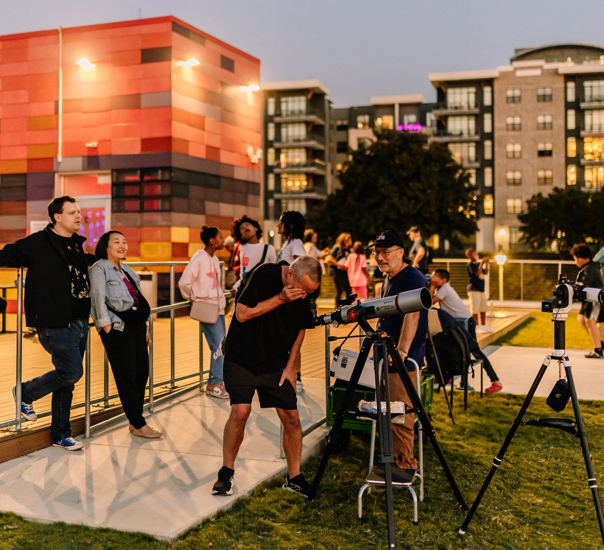 NEW: Finding Friendship and Connection Through the Public Realm. We explore 6 cities that show how imaginative use of public and nontraditional spaces can bring people together and grow community. 
Read: medium.com/reimagining-th…