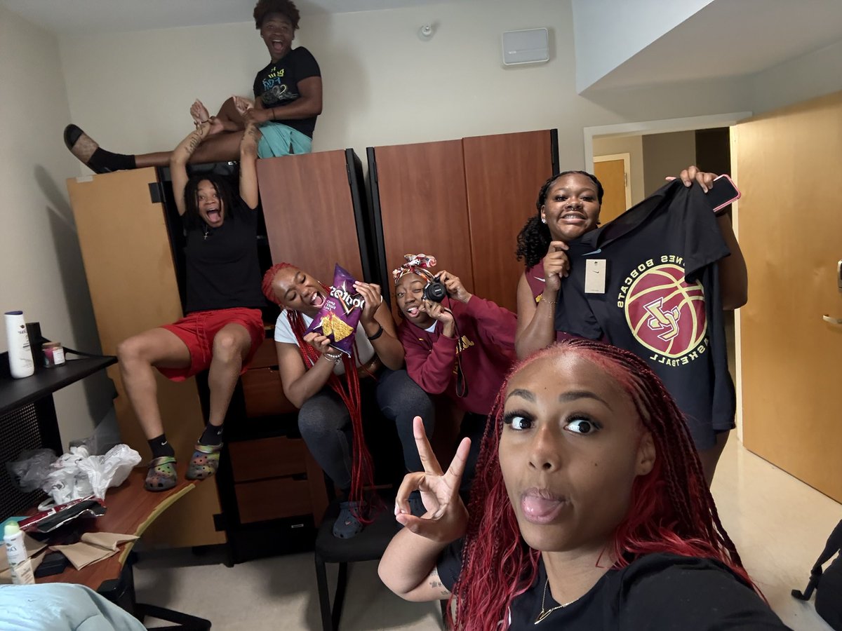 The gang is all here! 

Let the summer work begin. 💪🏽