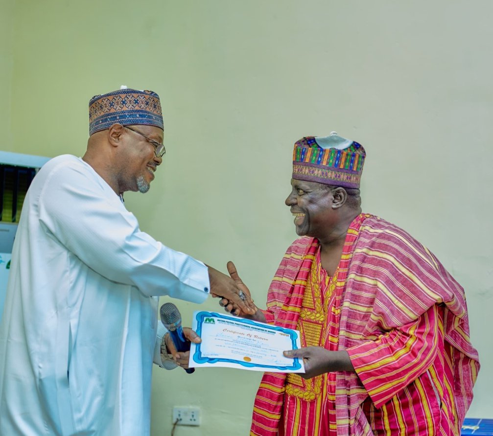 Labaran Kannywood (@hausafilmsnews) on Twitter photo Kwamitin Amintattu na Kungiyar (MOPPAN) ta nada fitaccen jarumi #ShehuHassanKano a matsayin Shugaban Riko na ƙasa na kungiyar.
Kafın nadin, shi ne Mataimakin Shugaban kungiyar na ƙasa a shiyyar Arewa-maso-yamma.
Shugaban kwamitin, Alhaji <a href="/sanimuazu60/">realsanimuazu (Makama)</a>, shi ne ya bayyana hakan. Kwamitin Amintattu na Kungiyar (MOPPAN) ta nada fitaccen jarumi #ShehuHassanKano a matsayin Shugaban Riko na ƙasa na kungiyar.
Kafın nadin, shi ne Mataimakin Shugaban kungiyar na ƙasa a shiyyar Arewa-maso-yamma.
Shugaban kwamitin, Alhaji <a href="/sanimuazu60/">realsanimuazu (Makama)</a>, shi ne ya bayyana hakan.