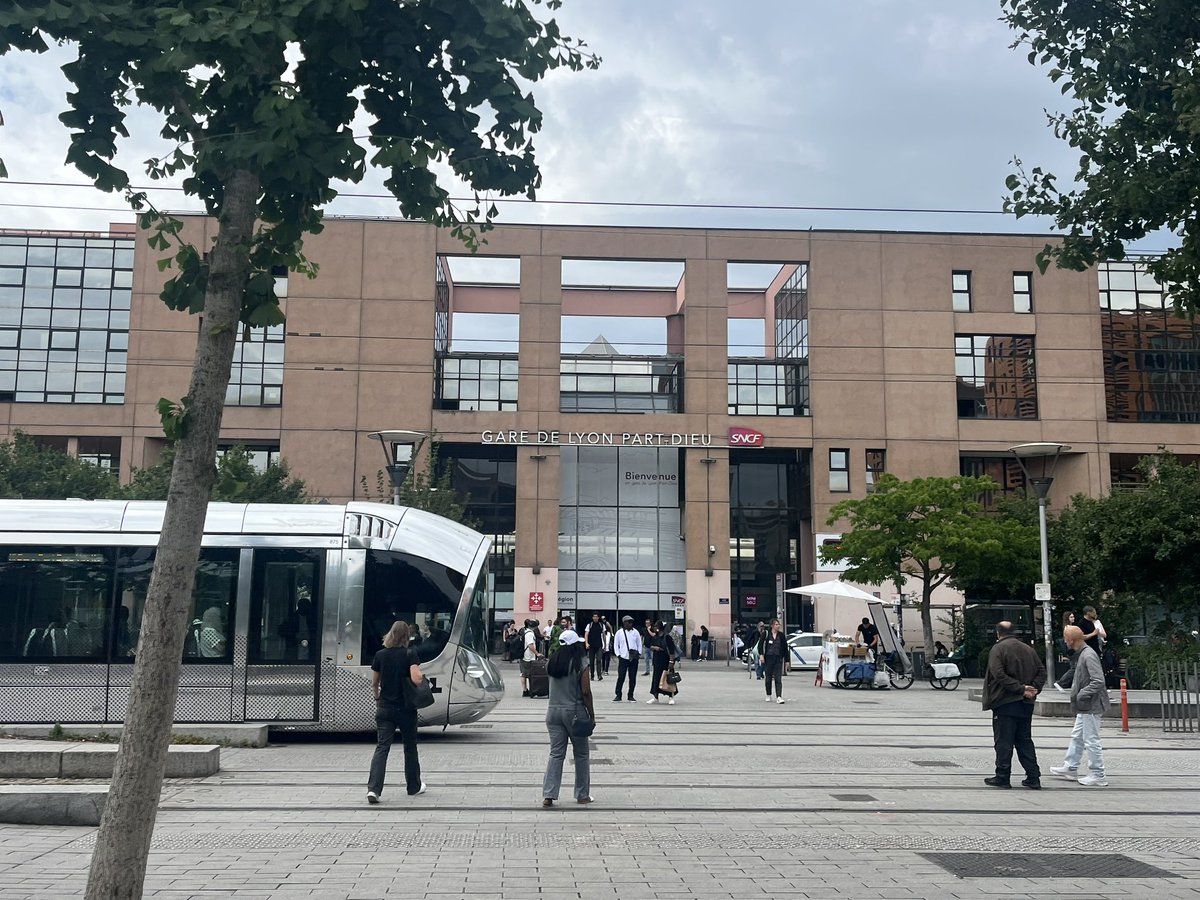 Tsunadida's tweet image. Escale à Lyon aujourd’hui! 
Twitch.tv/tsunadida