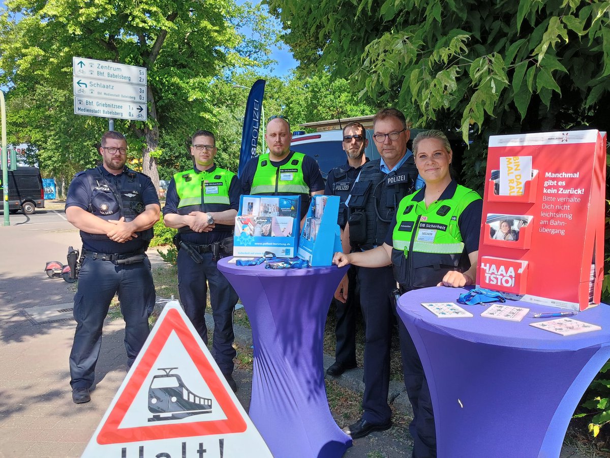 Bundespolizei Berlin (@bpol_b) on Twitter photo 👮♂️🚦 #SicherDrüber – Gemeinsamer Präventionseinsatz von @bpol_de, <a href="/PolizeiBB/">Polizei Brandenburg</a>, DB Sicherheit:
📍03.06.2025, 10–14 Uhr
🔸Bahnübergang (BÜ) Potsdam Medienstadt Babelsberg
📍05.06.2025
🔸08:30–10:30 BÜ Königs Wusterhausen
🔸11:00–13:00 Bhf. Zeuthen
Für mehr Sicherheit an 👮♂️🚦 #SicherDrüber – Gemeinsamer Präventionseinsatz von @bpol_de, <a href="/PolizeiBB/">Polizei Brandenburg</a>, DB Sicherheit:
📍03.06.2025, 10–14 Uhr
🔸Bahnübergang (BÜ) Potsdam Medienstadt Babelsberg
📍05.06.2025
🔸08:30–10:30 BÜ Königs Wusterhausen
🔸11:00–13:00 Bhf. Zeuthen
Für mehr Sicherheit an