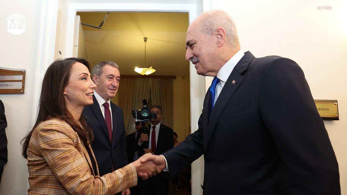 1MedyaNews's tweet image. Turkish parliament has historic duty to act on Kurdish peace process, says DEM's Hatimoğulları

🔷'Parliament has a historic duty,' says DEM’s Hatimoğulları after urging Speaker Kurtulmuş to launch a peace process with Kurdish groups.

#DEMParty #TülayHatimoğulları