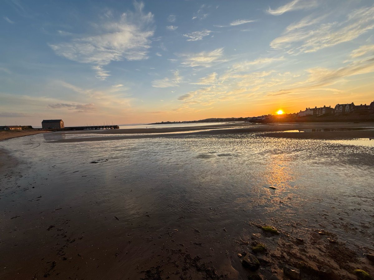 As the sun dips below the horizon at Elie Beach, the sky transforms into a canvas of fiery hues, reminding us of the beauty in transitions. 🌅 What if every sunset is a promise of a new dawn waiting to unfold? #ElieBeach #SunsetMagic #Scotland #Fife #BespokeTours #PrivateTours